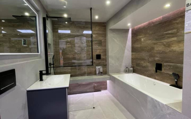 Intergrated Bath Wetroom Shower And Back To Wall Toilet