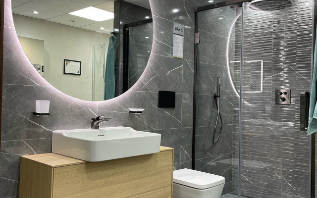 Large Circular LED Mirror Wall Hung Vanity Unit And Back To Wall Pan